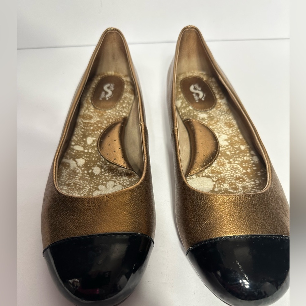 Elegant Gold and Black Women's Flats size 10 pre owned good condition